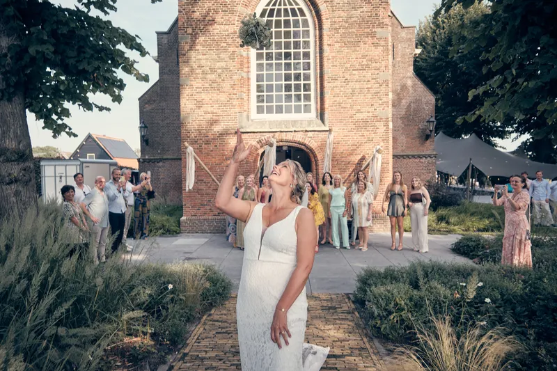 Elles gooit haar boeket voor de kerk