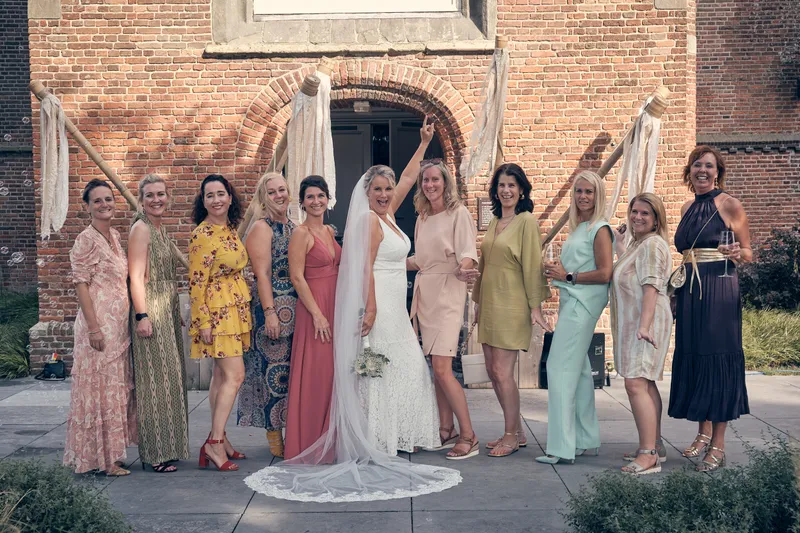 Elles met haar vriendinnen voor de kerk