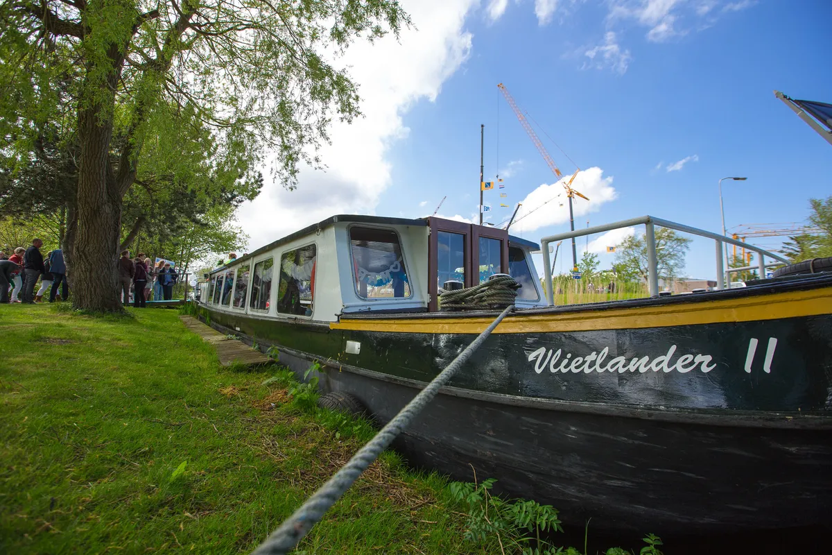 Een boot aan de kant, klaar voor de tocht