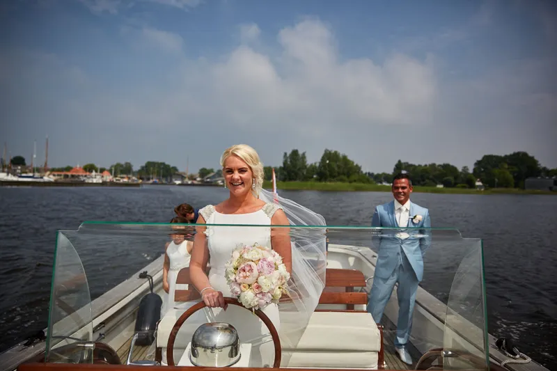 Jooske op de boot, de plassen achter haar