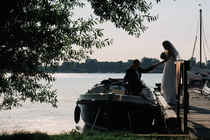Het bootje vaart weg aan de rand van de plas
