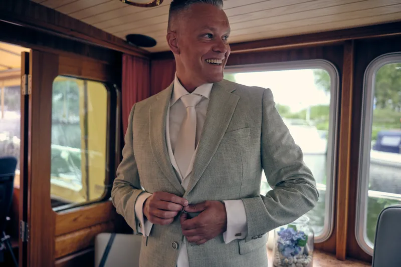 Marco in zijn lichtgroene pak op de boot