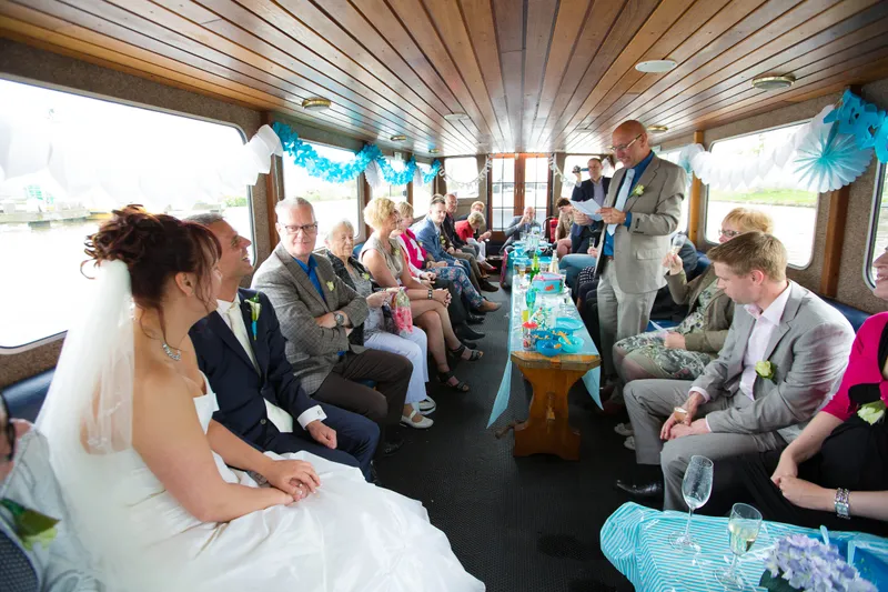 De gasten aan boord, langs de ramen