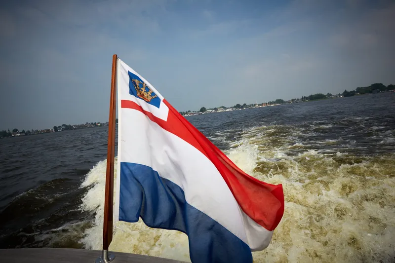 De Nederlandse vlag boven het kielzog