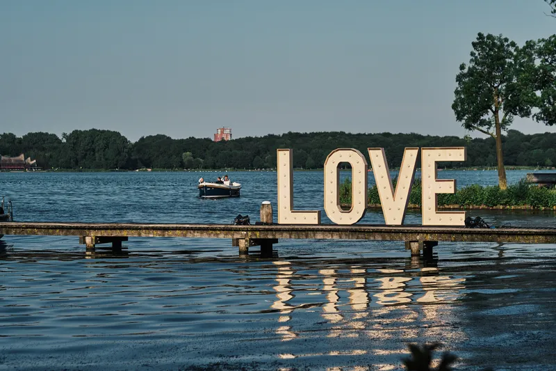 De LOVE-letters aan het water