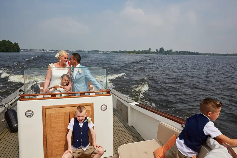 Bas en Jooske achter het stuur van de speedboot