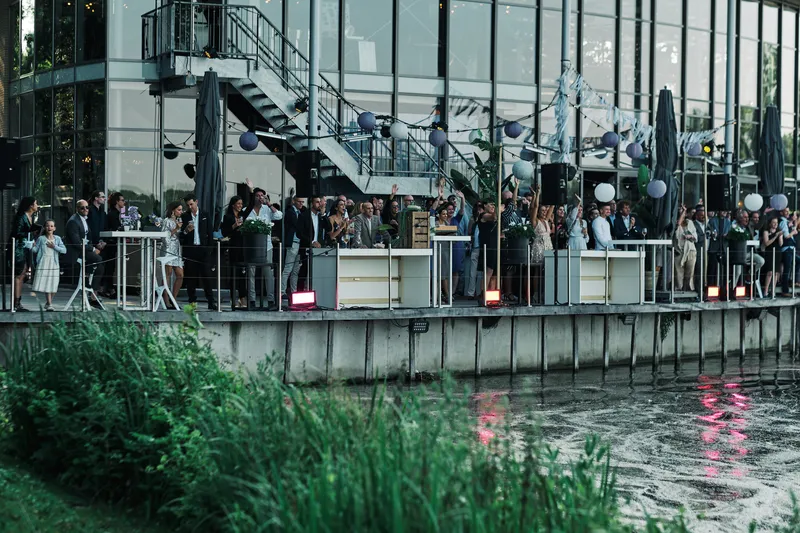 De gasten wachten op het terras van The Boathouse