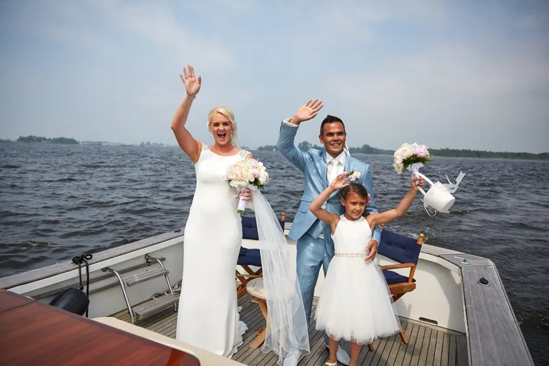 Bas en Jooske zwaaien vanaf de boot