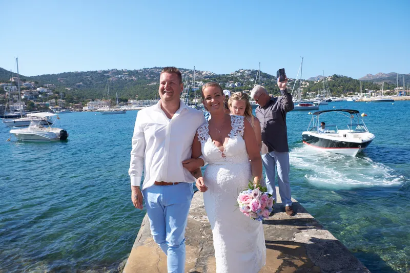 Wesley en Stephanie lopen over de kade, de boot vaart erachter weg