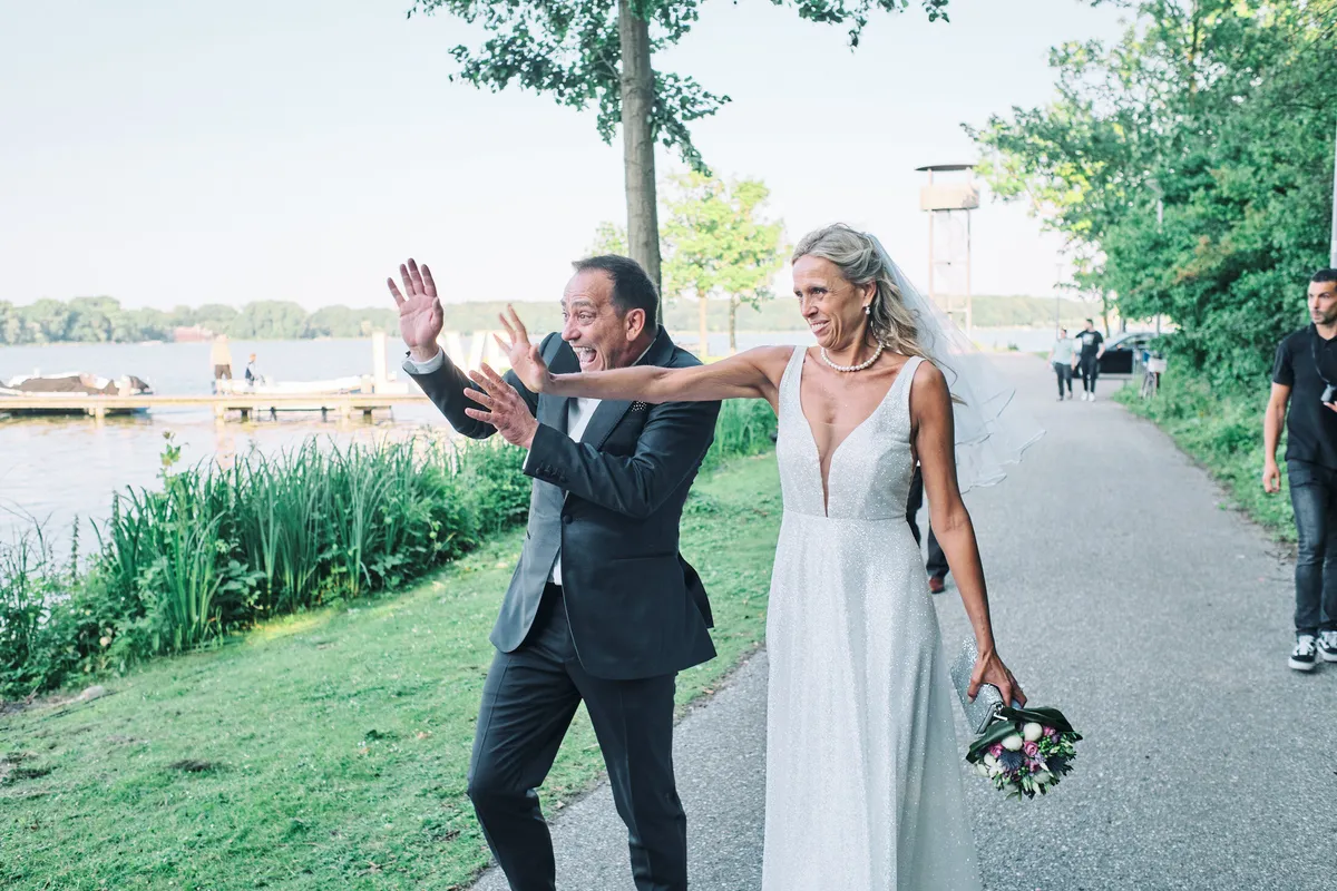 Liad en Wilfried zwaaien naar de gasten aan het water