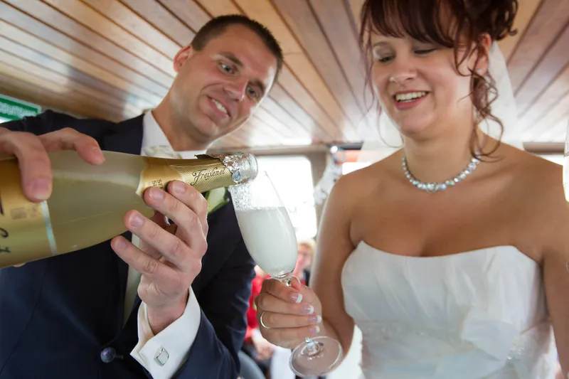 Anne en Hans proosten aan boord