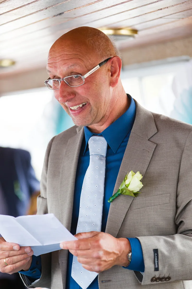 Een gast houdt een speech