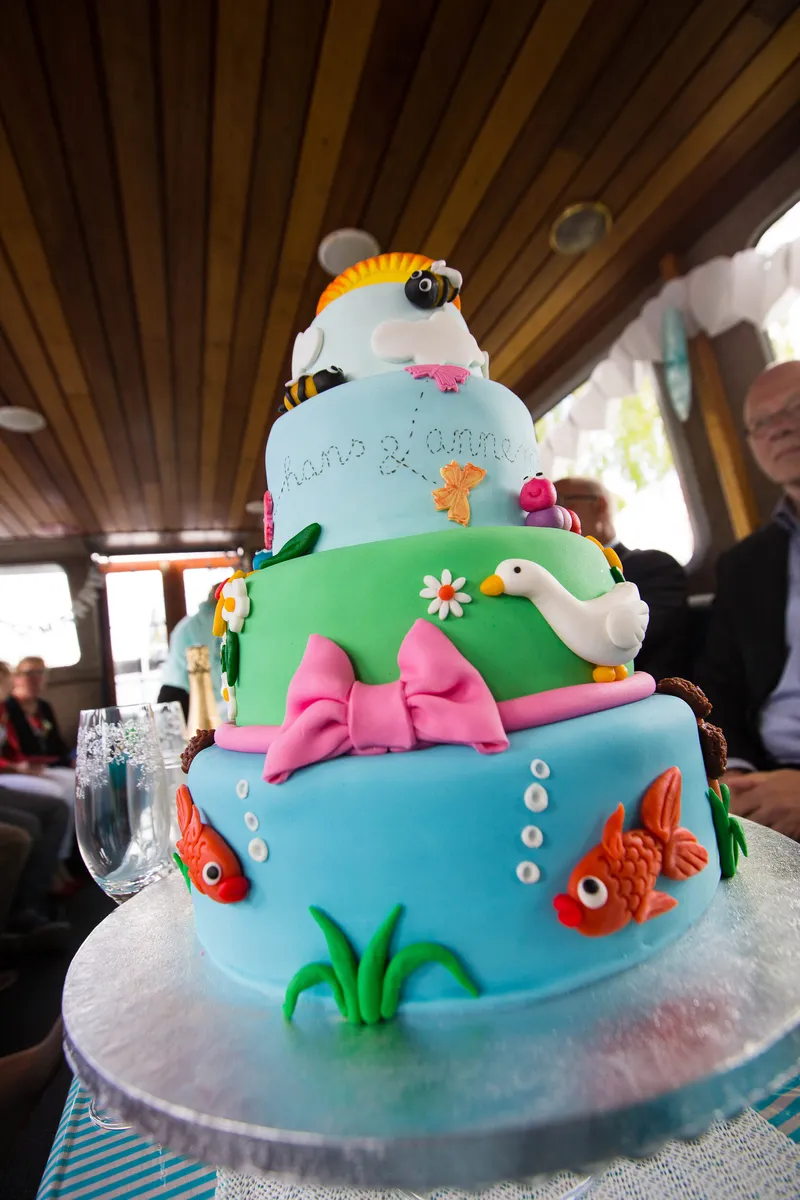 De taart met vissen en bloemen