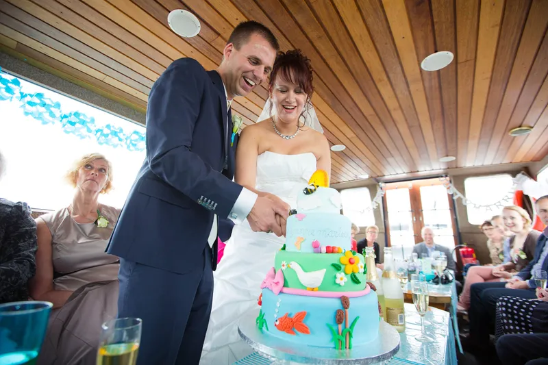 Anne en Hans snijden de taart aan