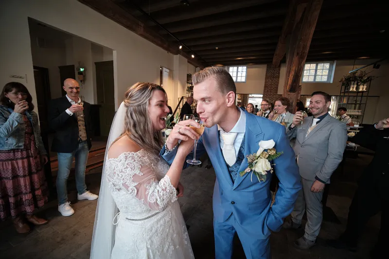 Wendy en Gerrold proosten na de ceremonie