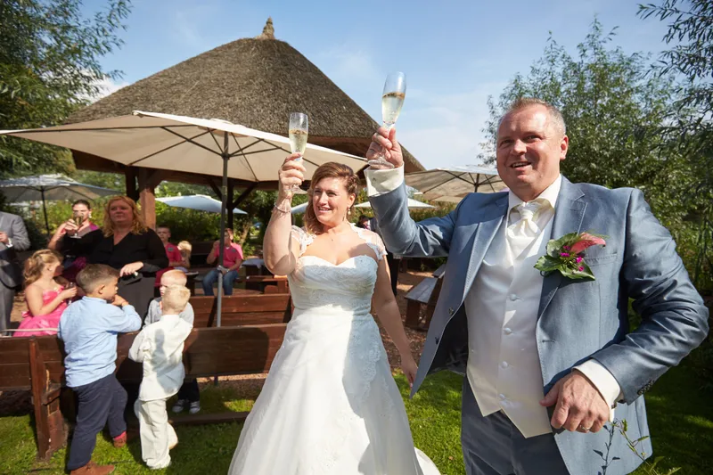 Jessica en Eric heffen het glas op het terras