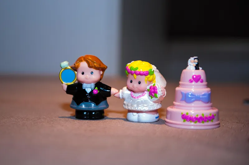 Een taarttopper van speelgoedpoppetjes