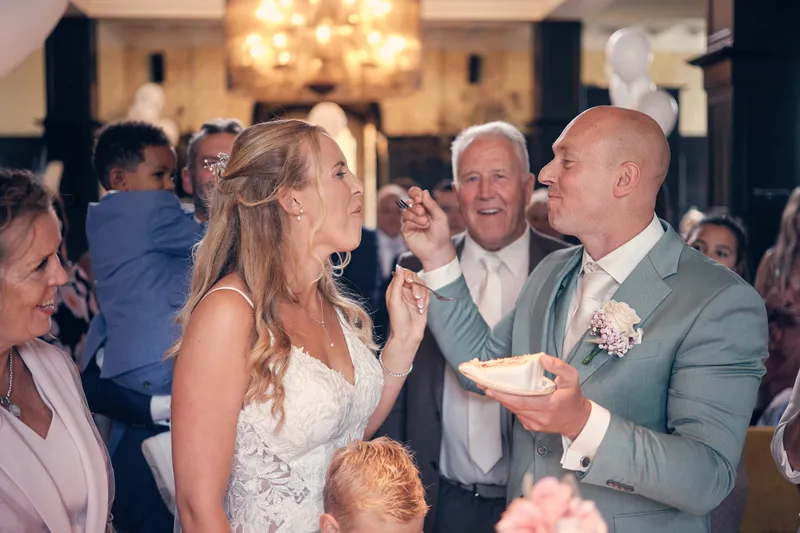 Kim en Dennis voeren elkaar taart