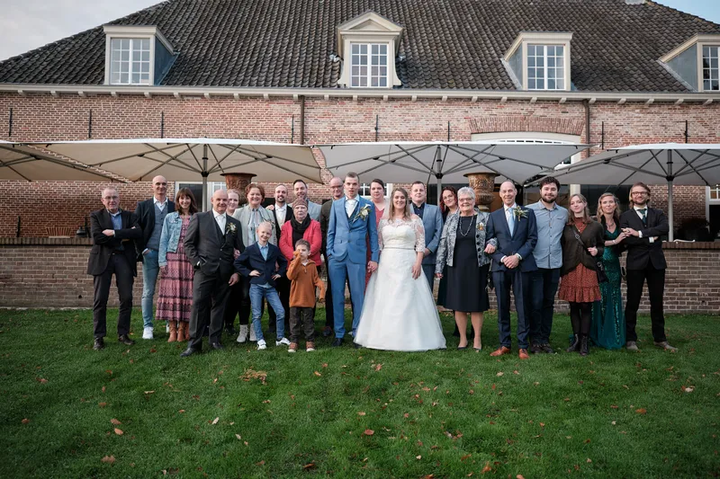 De groepsfoto met alle gasten op het gras voor de Buitenplaats