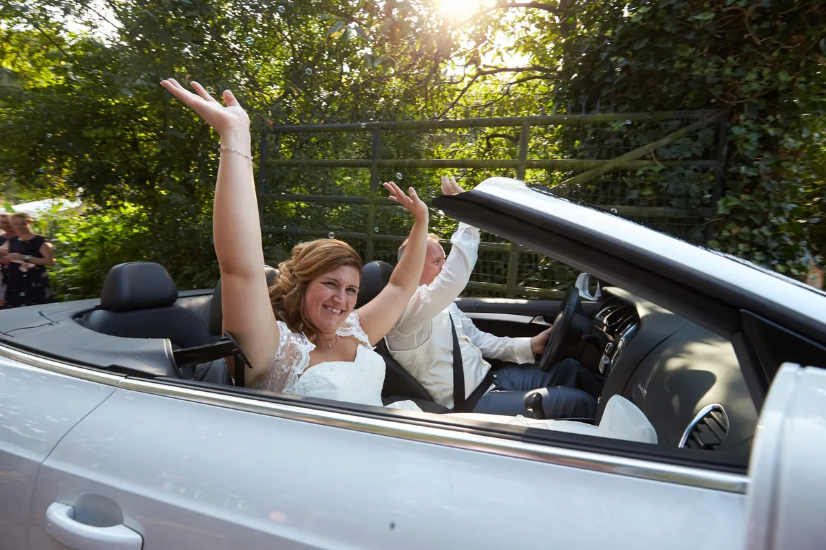 Jessica zwaait vanuit de witte cabriolet