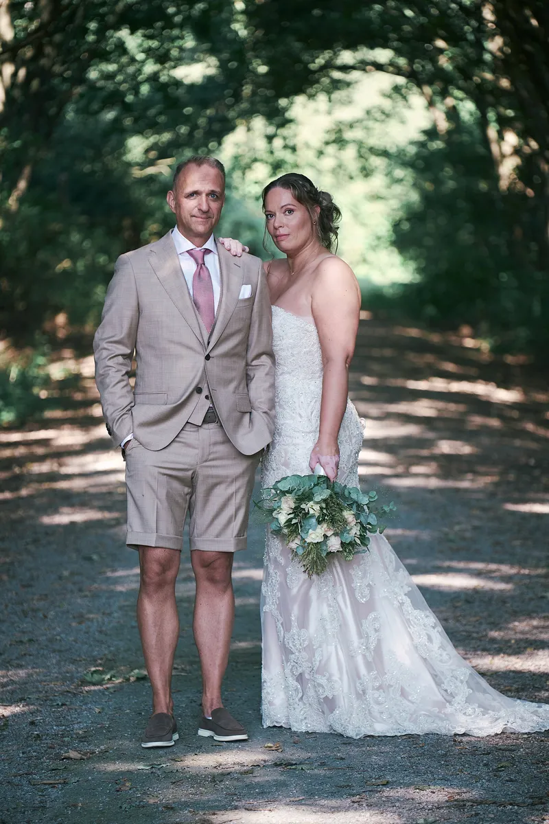 Jorg en Mirjam staan naast elkaar op een bospad