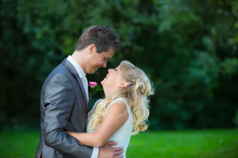 Alex en Linda kijken elkaar aan voor het groen