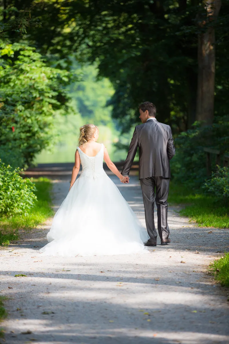Linda en Alex lopen over het pad in het Haagse Bos