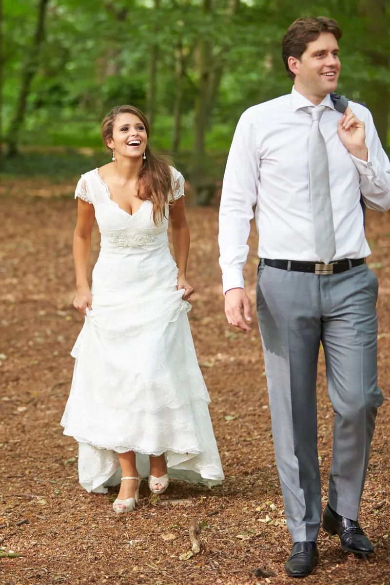 Thais en Vincent lopen lachend door het bos