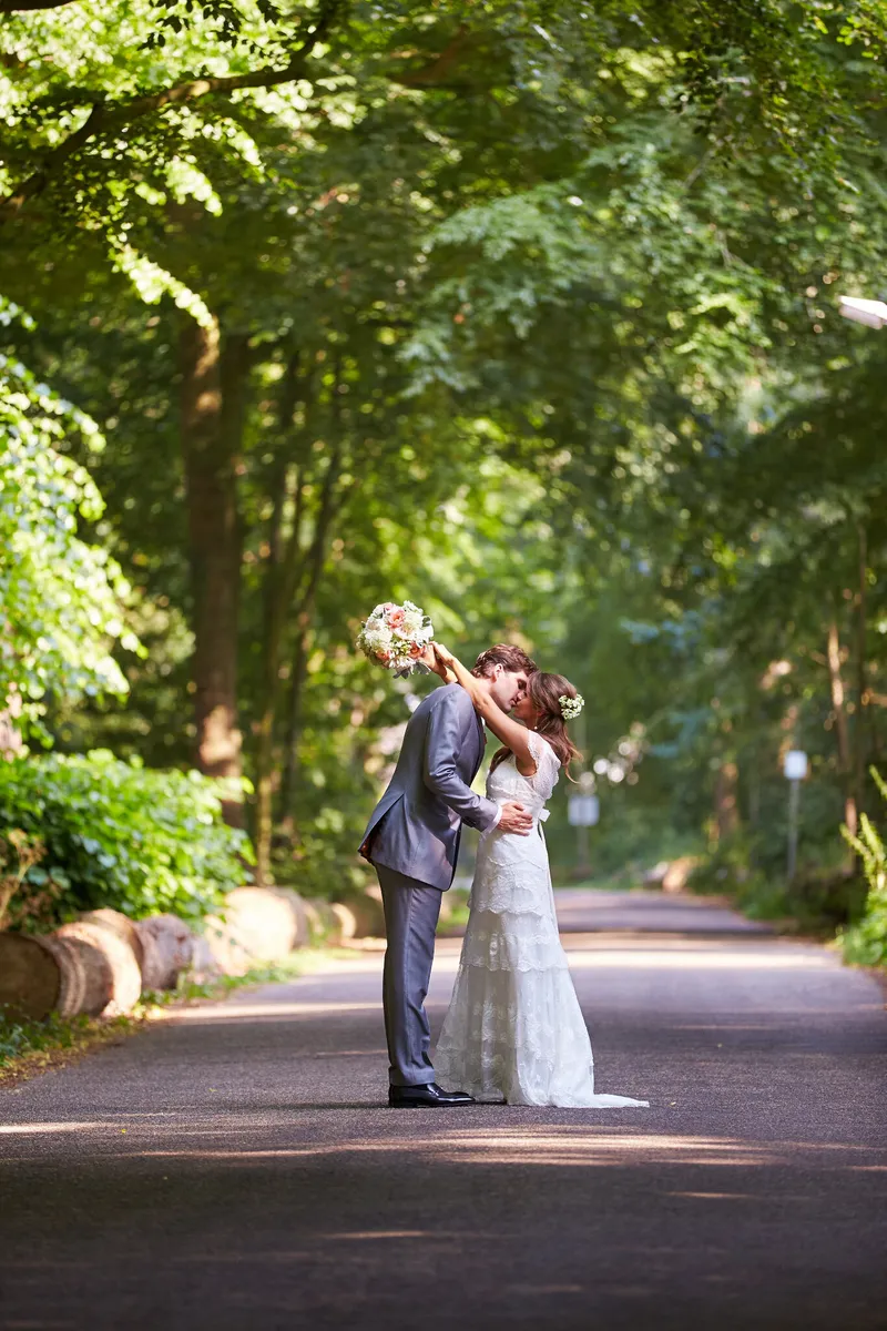 Thais en Vincent klein in een laan met hoge bomen