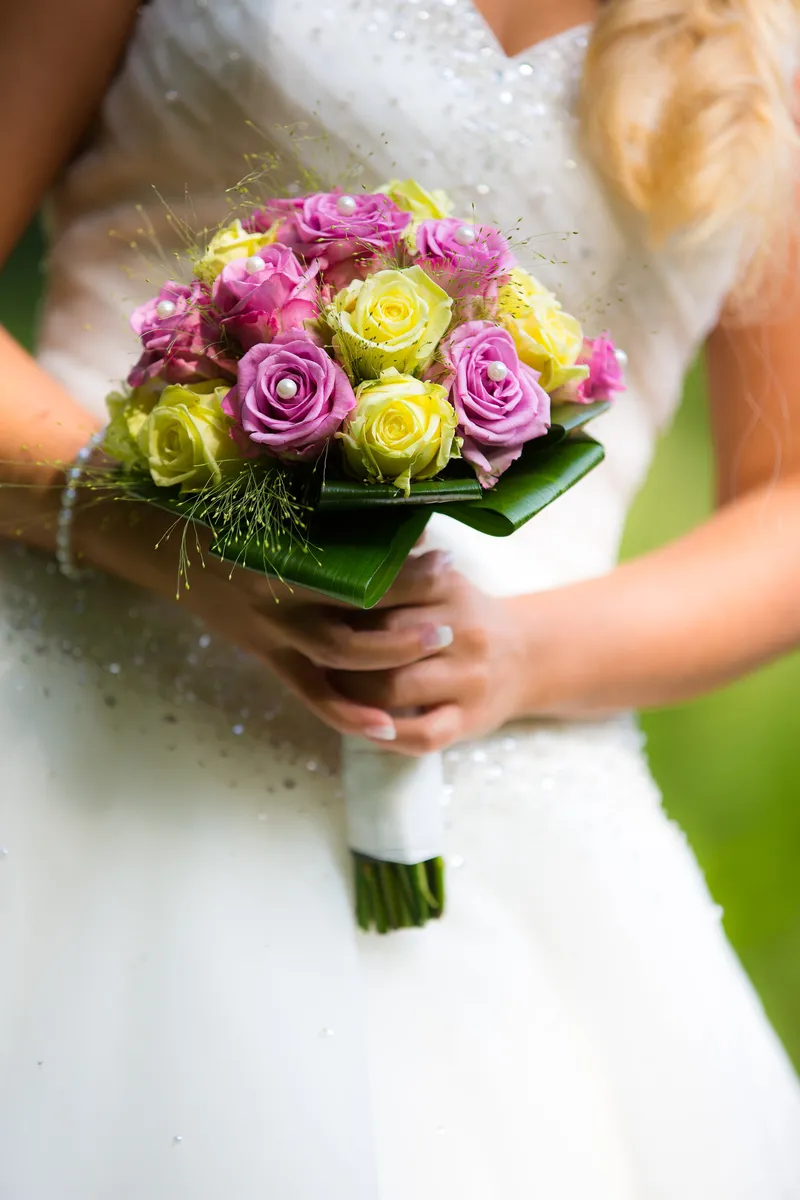 Het boeket van roze en gele rozen