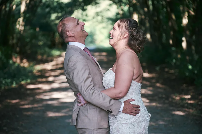 Jorg en Mirjam lachen samen in het bos