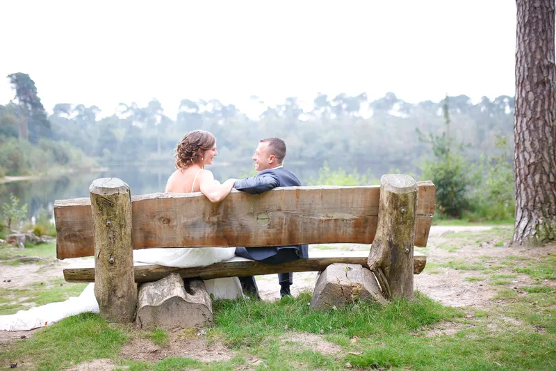 Aniek en Nick op een houten bank aan het water