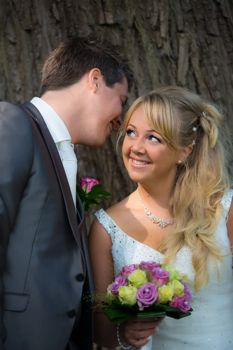 Alex en Linda dicht tegen elkaar onder een boom