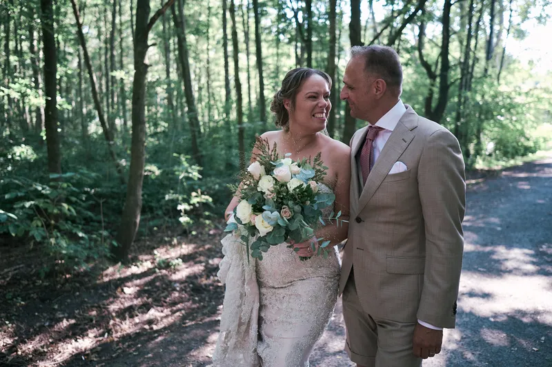 Mirjam en Jorg lopen tussen de bomen van het Ravense Hout