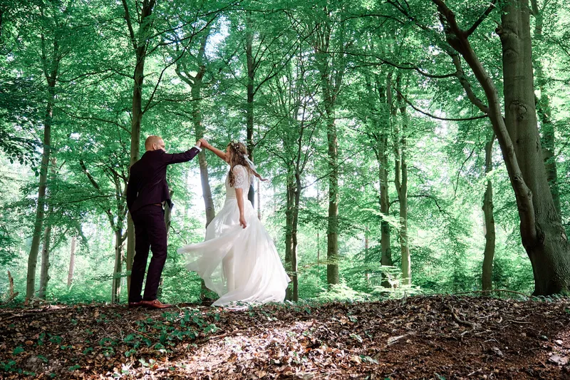 Simon en Mariëth dansen tussen de bomen