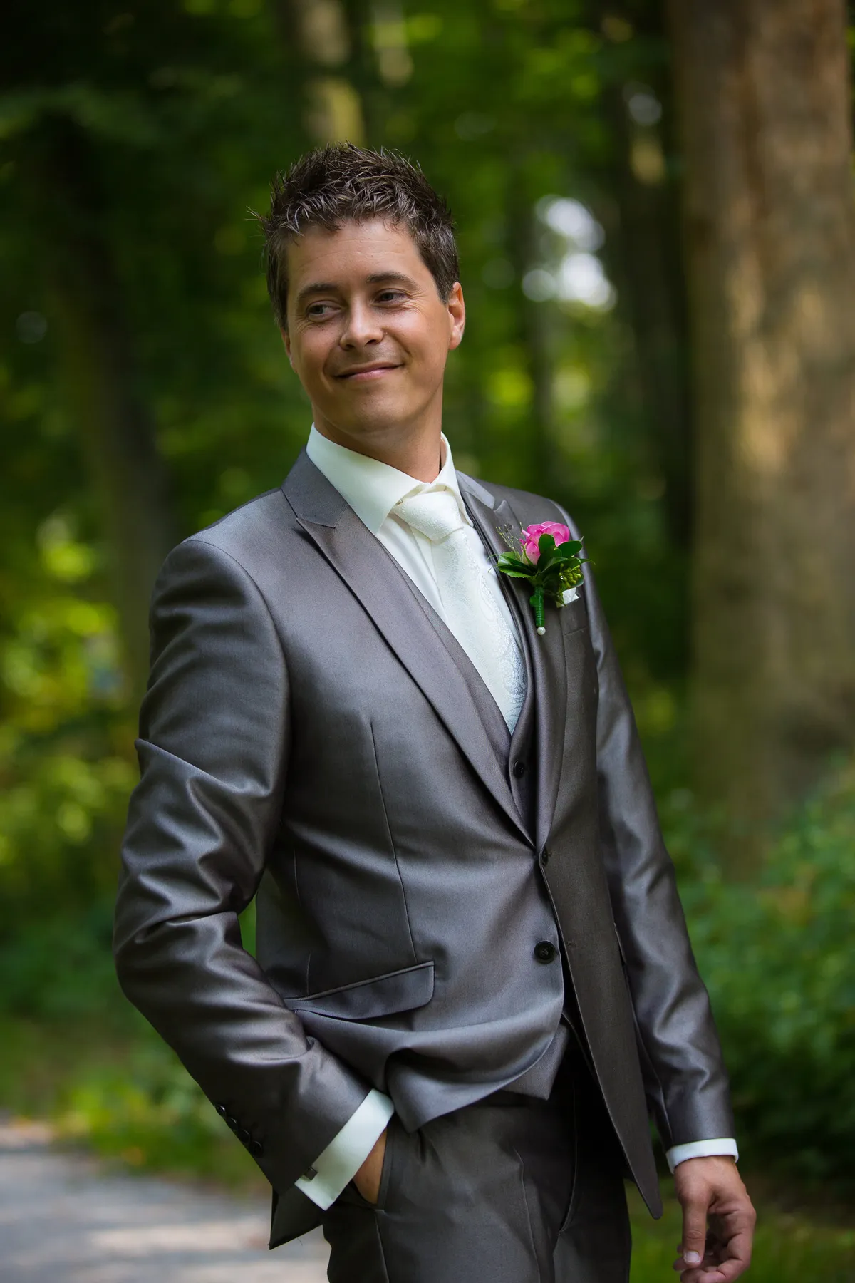 Alex in zijn pak tussen de bomen
