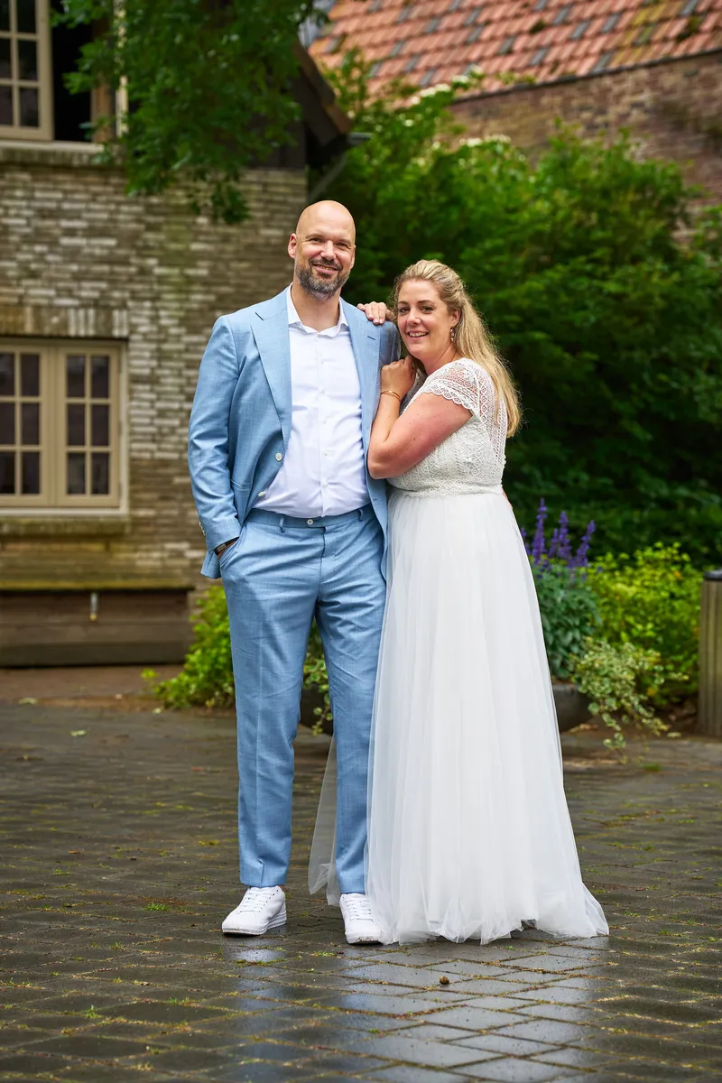 Annemarie leunt tegen Jan voor een huisje van Bosrijk