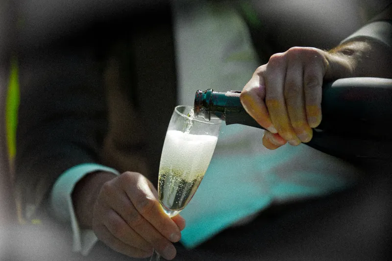 Jan-Willem schenkt champagne in