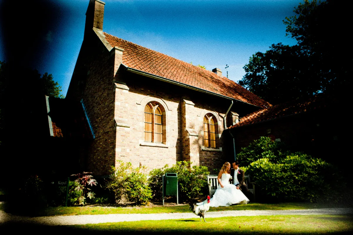 Esther en Jan-Willem op het gras voor een gebouw bij Kasteel Bouvigne
