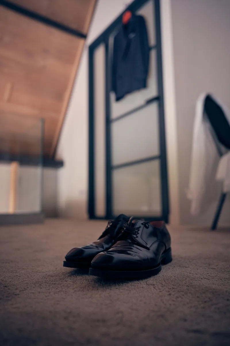 De schoenen van Bram op de vloer