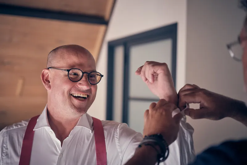 Bram lacht terwijl zijn manchet wordt dichtgedaan