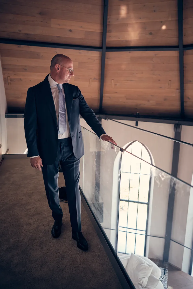 Bram in zijn pak op de galerij, klaar voor de ceremonie