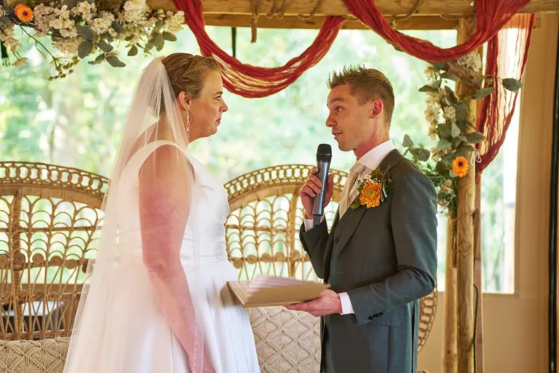 Glenn spreekt Karlijn toe tijdens de ceremonie