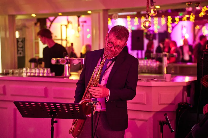 Saxofonist van de band