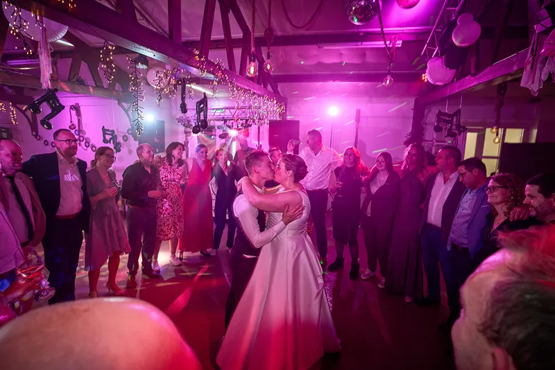 Karlijn en Glenn dansen dicht tegen elkaar