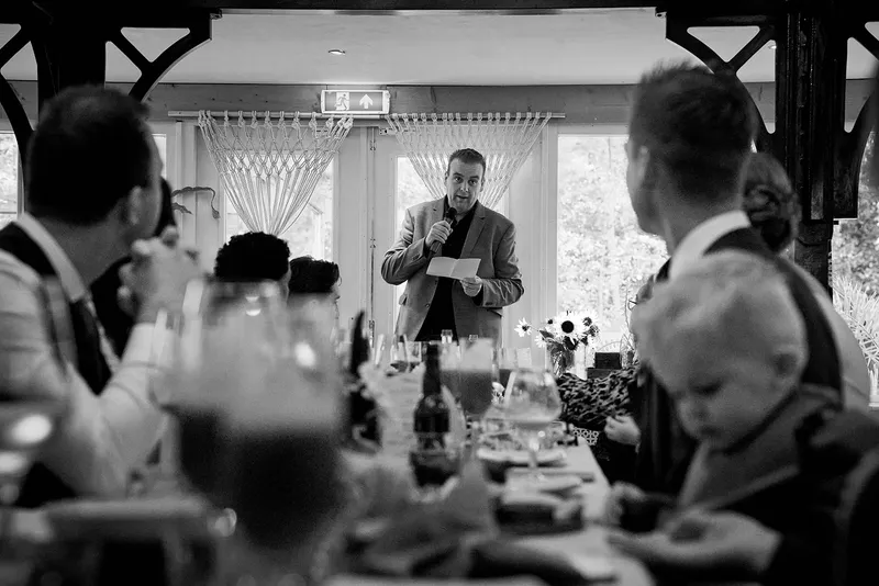 Zwart-wit: een speech tijdens het diner
