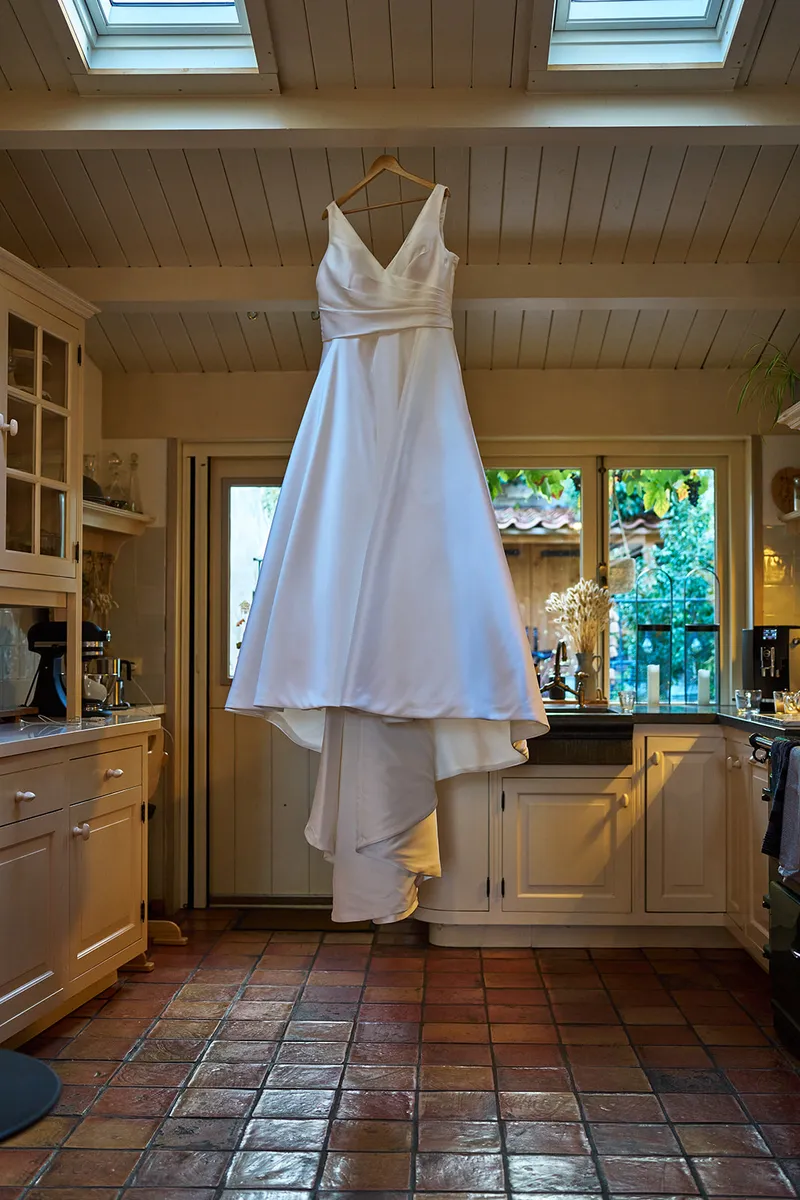 De trouwjurk hangt in de keuken van het oude huis in Brielle, onder de dakramen