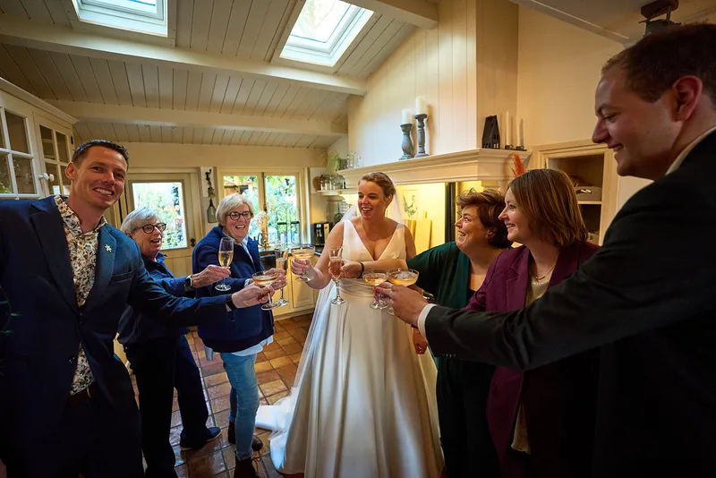 Karlijn proost met vrienden in de keuken