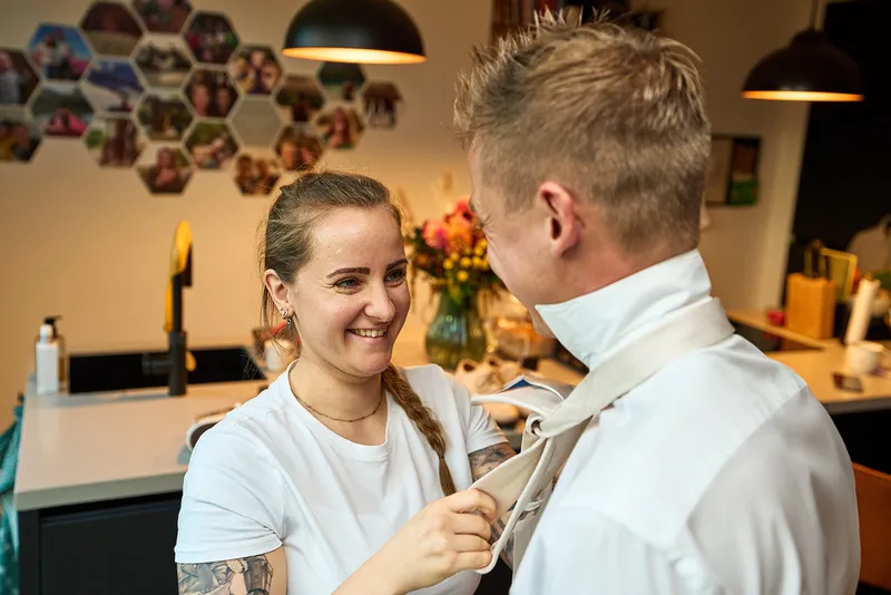De stropdas van Glenn wordt gestrikt