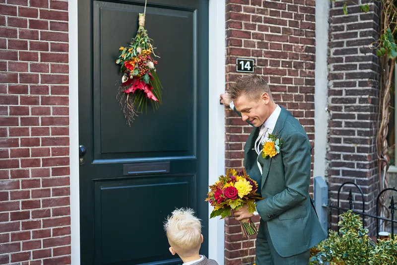 Glenn wacht met het boeket voor de groene voordeur in Brielle
